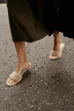 Ice | 2367/610/805 - Zara Босоножки на каблуке с отделкой из искусственного меха