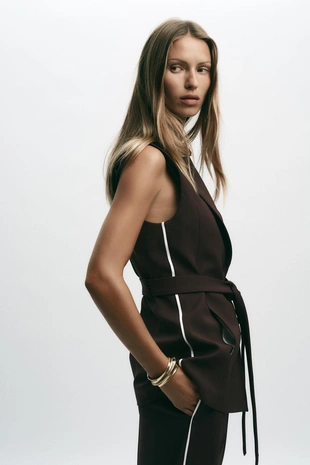 Удлиненный жилет с боковой полосой- Заказать в России