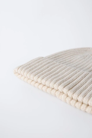 Шапка бини гладкой вязки