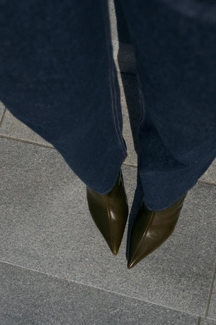 Кожаные ботильоны на изогнутом каблуке- Заказать в России