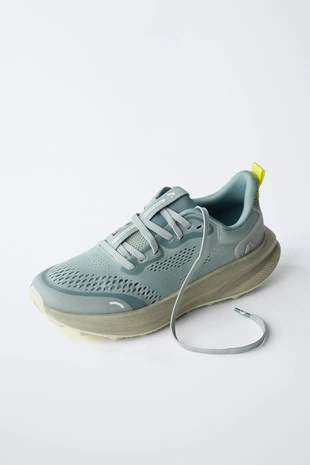 Спортивные кроссовки