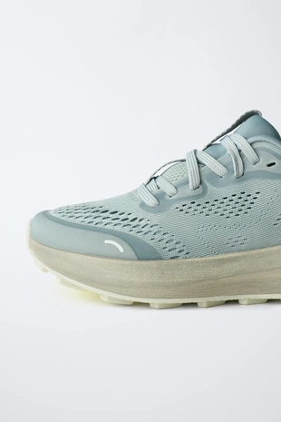 Спортивные кроссовки