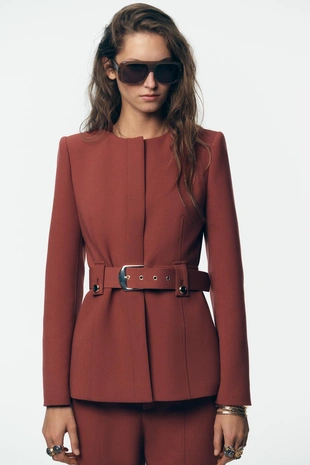 Блейзер с широким ремнем- Заказать в России