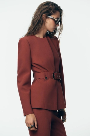 Блейзер с широким ремнем- Заказать в России