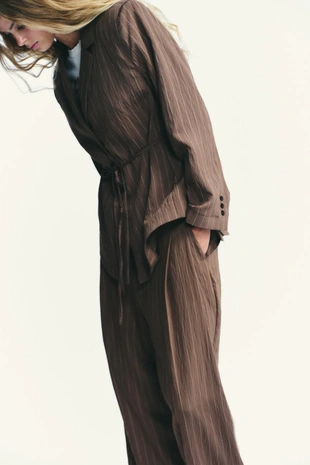 Блейзер в полоску с подплечниками и тонким поясом- Заказать в России