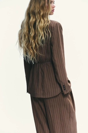 Блейзер в полоску с подплечниками и тонким поясом- Заказать в России