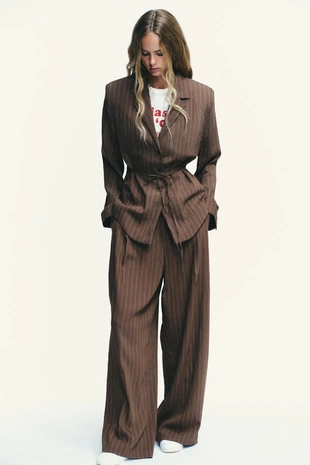 Блейзер в полоску с подплечниками и тонким поясом- Заказать в России