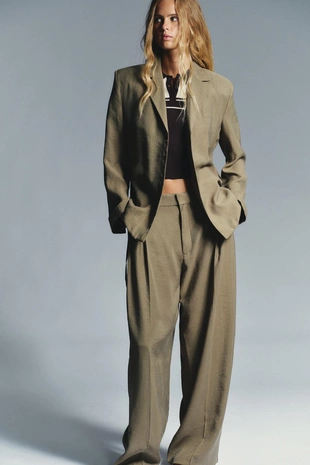 Блейзер с подплечниками и тонким поясом- Заказать в России