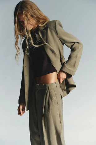 Блейзер с подплечниками и тонким поясом- Заказать в России