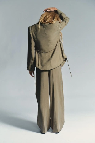 Блейзер с подплечниками и тонким поясом- Заказать в России