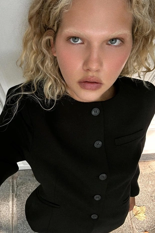 Приталенный блейзер с подплечниками- Заказать в России