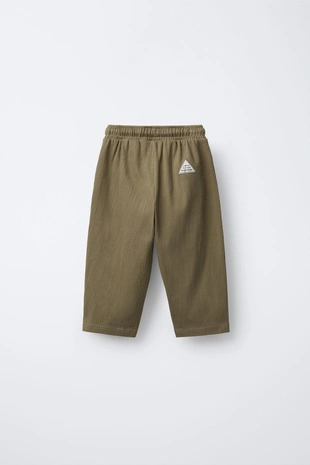 Брюки с текстурным рисунком и нашивкой