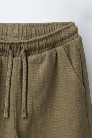 Брюки с текстурным рисунком и нашивкой