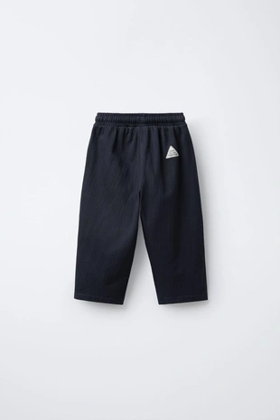 Брюки с текстурным рисунком и нашивкой