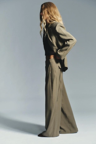 Брюки с двойными защипами и клапанами