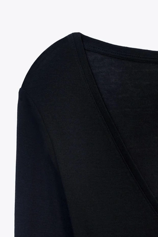 Футболка с V-образным вырезом- Заказать в России