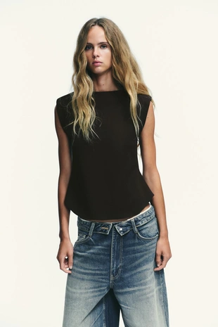 Топ из крепа с баской и подплечниками- Заказать в России