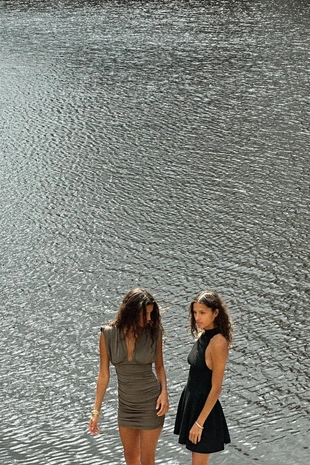 Короткое платье с подплечниками- Заказать в России