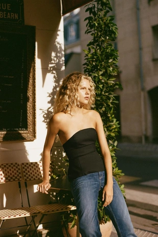 Топ с открытыми плечами и баской- Заказать в России