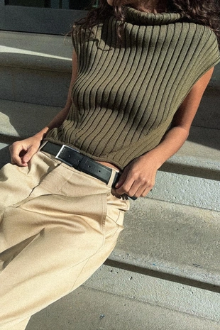 Трикотажный жилет с высоким воротником- Заказать в России