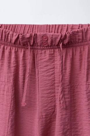 Брюки с эластичным поясом и аппликацией на пуговице- Заказать в России