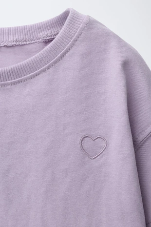 Базовая футболка с вышивкой «сердце»