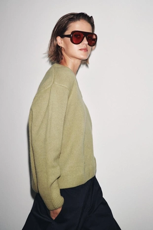 Базовый трикотажный джемпер из 100% шерсти с V-образным вырезом- Заказать в России