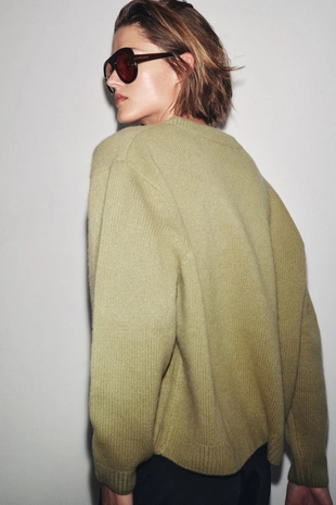 Базовый трикотажный джемпер из 100% шерсти с V-образным вырезом- Заказать в России