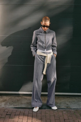 Брюки со шлевками и декоративной отстрочкой- Заказать в России