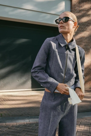 Брюки со шлевками и декоративной отстрочкой- Заказать в России