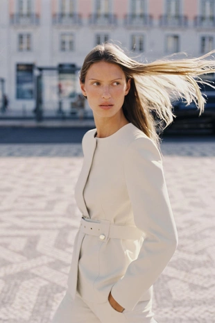 Приталенный блейзер с поясом- Заказать в России