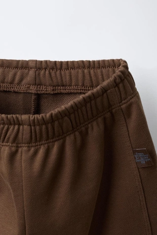 Комплект из двух джоггеров из мягкой ткани с нашивкой- Заказать в России