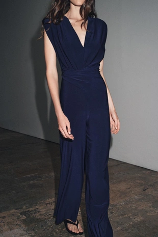 Длинный комбинезон с подплечниками и драпировкой- Заказать в России