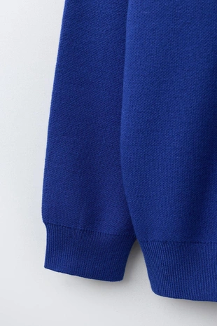 Однотонный свитер