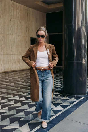 Пальто-сюртук из замши с брошью - Заказать в России