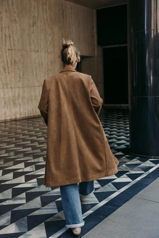 Пальто-сюртук из замши с брошью - Заказать в России