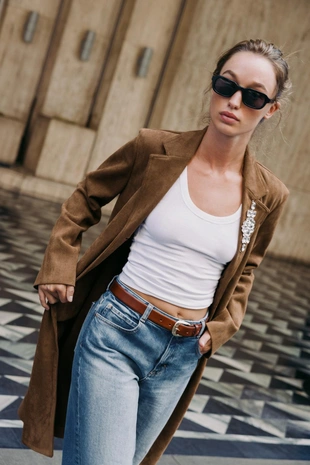 Пальто-сюртук из замши с брошью- Заказать в России