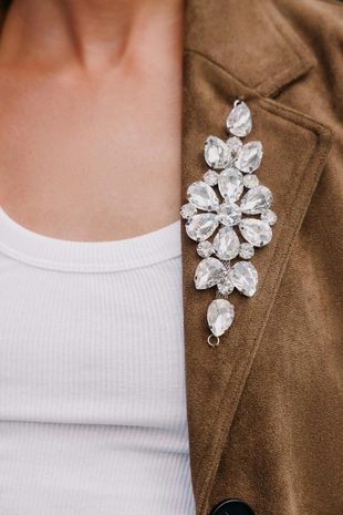 Пальто-сюртук из замши с брошью- Заказать в России