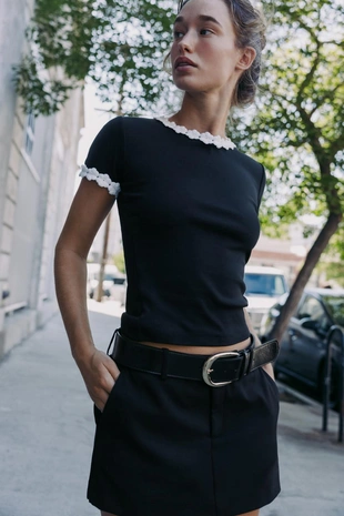 Футболка с отделкой в виде цветка- Заказать в России