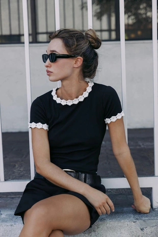 Футболка с отделкой в виде цветка- Заказать в России