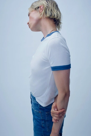 Футболка с эффектом потертости и рубчиком- Заказать в России