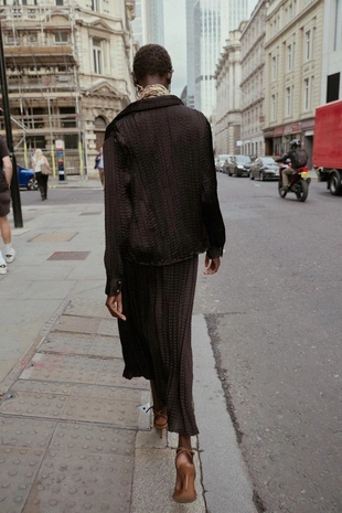 Атласная рубашка оверсайз с жатым эффектом- Заказать в России