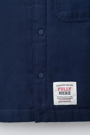 Стеганая куртка-рубашка с нашивкой- Заказать в России