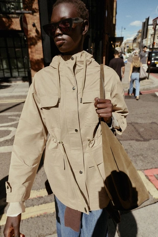 Куртка с капюшоном и множеством карманов- Заказать в России