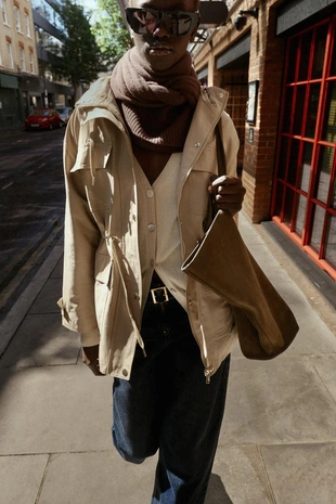 Куртка с капюшоном и множеством карманов- Заказать в России