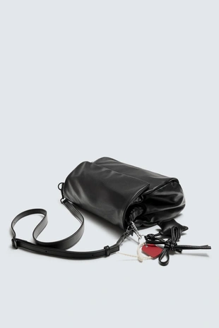 Сумка-мессенджер с клапаном и брелоком- Заказать в России