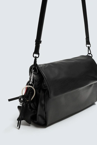 Сумка-мессенджер с клапаном и брелоком- Заказать в России