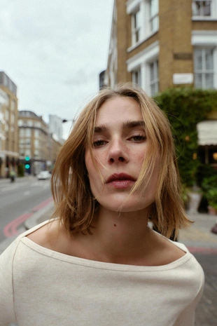 Футболка с вырезом «лодочка»- Заказать в России