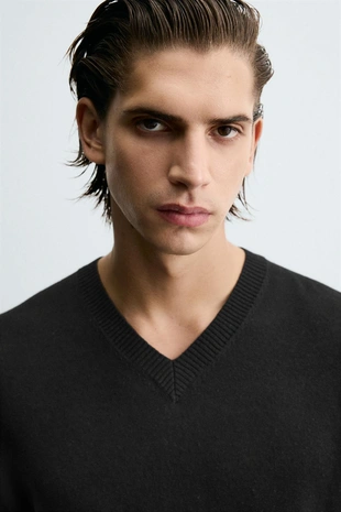 Трикотажная футболка с V-образным вырезом- Заказать в России