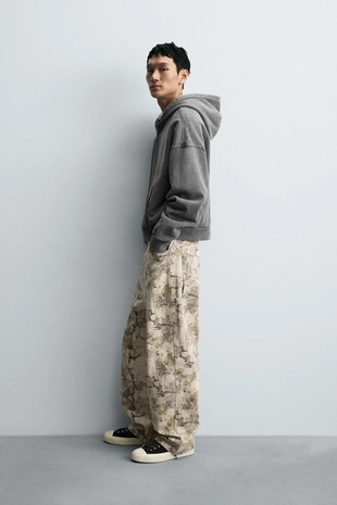 Брюки-карго BAGGY FIT с абстрактным принтом- Заказать в России